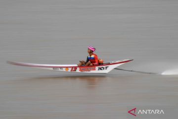 Lomba balap perahu tradisional ketinting di Kaltim