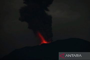 Gunung Ibu semburkan lagi lava pijar setinggi 300 meter Jumat malam