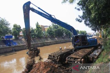 Antisipasi banjir, sejuta kubik sedimen di waduk dan sungai dikeruk