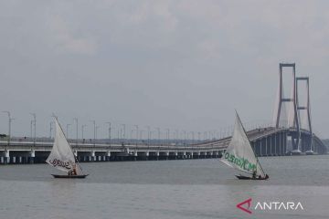 Lomba perahu layar tradisional di kawasan wisata jembatan Suramadu