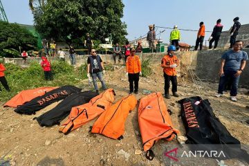 Polisi dan BPBD evakuasi penemuan tujuh mayat di Kali Bekasi