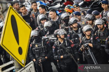 Ribuan polisi berjaga di kantor KPU DKI Jakarta