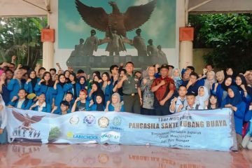 Ratusan guru dan mahasiswa "study tour" ke Monumen Pancasila Sakti