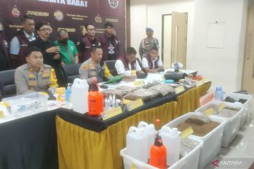 Polisi bongkar laboratorium gelap tembakau sintetis di Bekasi