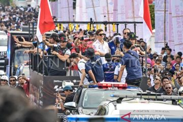 Puluhan ribu warga Mataram padati parade pembalap MotoGP