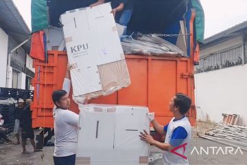 KPU Jaktim menerima logistik kotak suara untuk Pilkada Jakarta