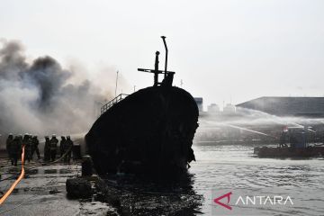 Dua puluh mobil pemadam dikerahkan untuk memadamkan kebakaran dua kapal di Pelabuhan Muara Baru Jakarta