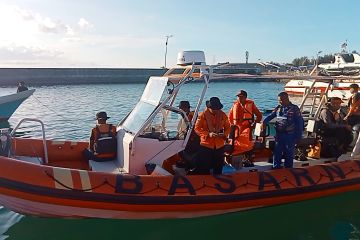 Tim SAR evakuasi tiga orang yang alami kecelakaan perahu di Wakatobi