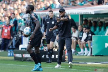 Bayern kehilangan Upamecano dan Davies karena cedera