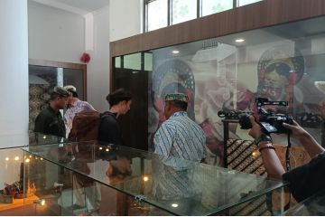 Disbudpar Cirebon kenalkan batik khas Ciwaringin ke turis asing