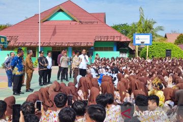 Presiden kunjungi dan bagi sepeda di SMKN 1 Tanah Grogot Kaltim