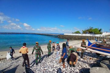 TNI, Polri, masyarakat bersihkan pantai Miangas