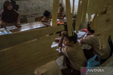 Suasana siswa belajar di sekolah yang rusak terdampak proyek tol Serang-Panimbang