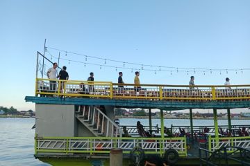 Warga menikmati suasana di Waterfront Sungai Kapuas Pontianak