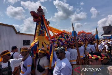 Prosesi Belimbur menutup sakral puncak Festival Erau Adat Kutai