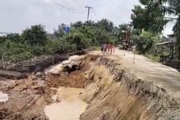 Jalan lintas Rengat-Tembilahan Riau putus akibat longsor