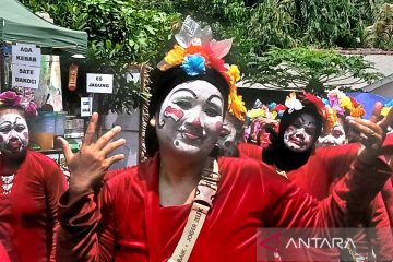 Kirab seniman tutup Festival Lima Gunung di Magelang