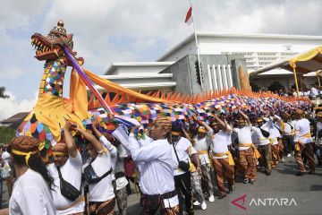 Puncak Festival Erau Adat Kutai diisi ritual mengulur naga di Sungai Mahakam