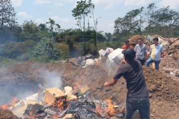 Gelar Pemusnahan, Kanwil Bea Cukai Jatim II Bakar Habis Rokok dan Miras Ilegal