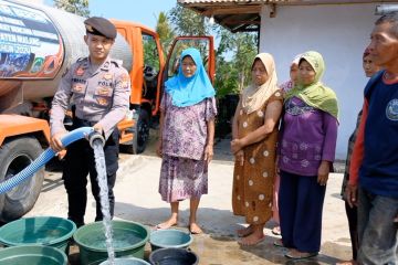 Kekeringan melanda, petugas kirim 24 ribu liter air tiap hari