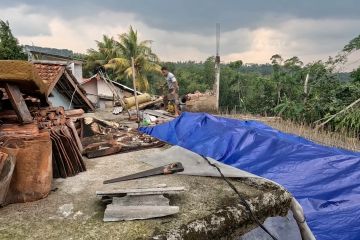 Puluhan rumah rusak akibat angin puting beliung, warga Bogor mengungsi