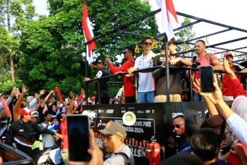 Antusias masyarakat sambut parade pembalap MotoGP di Kota Mataram