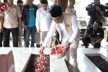 Hari kesatu kampanye, RIDO ziarah ke makam tokoh bangsa di Karet Bivak