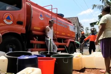 Kekeringan, warga serbu bantuan air bersih dari BPBD Temanggung