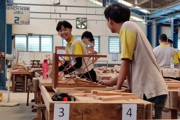 Kursi Paus Fransiskus buah karya siswa SMK di Kota Semarang