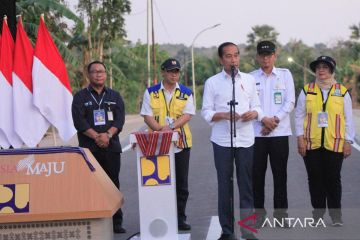 Presiden Jokowi meresmikan 27 ruas jalan IJD di NTT