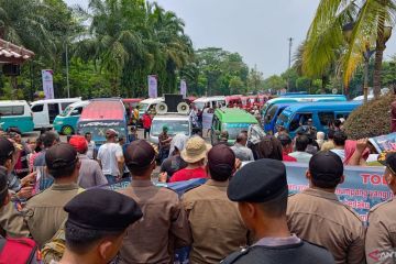 Sopir angkot di Tangerang demo, minta batasi transportasi tak berizin