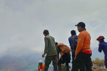 Terkendala cuaca, pencarian pendaki hilang di Gunung Rinjani berlanjut