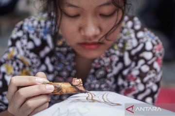 Mengenalkan batik kepada generasi muda pada Hari Batik Nasional di Museum Radya Pustaka