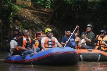 Tinjau Sungai Ciliwung, RK ingin realisasikan transportasi air di DKI