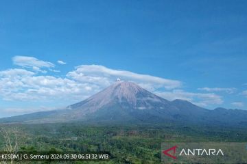 Gunung Semeru erupsi lagi pada Senin pagi