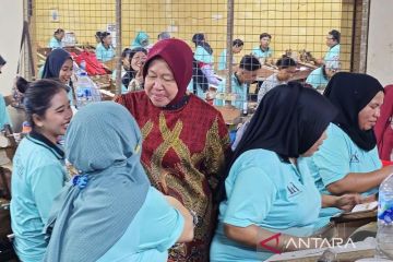 Risma siapkan program kesejahteraan bagi para buruh pabrik