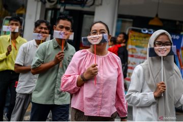 Bagi-bagi senyum saat aksi rayakan hari tebar senyum sedunia di Bandung