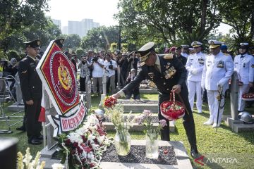 Ziarah di taman makam pahlawan peringati HUT Ke-79 TNI 