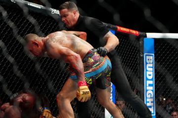 Tumbangkan Rountree, Alex Pereira kembali pertahankan gelar juara UFC