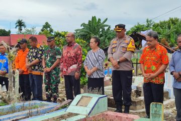 Bupati Wondama beri motivasi keluarga korban banjir bandang di Wasior