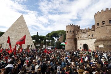 Pengunjuk rasa pro-Palestina di Roma bentrok dengan aparat