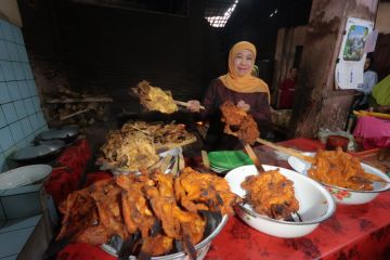 Khofifah puji keuletan UKM Ayam Panggang Gandu Magetan