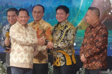 Tujuh provinsi dan delapan kabupaten/kota diganjar penghargaan Upakarya Wanua Nugraha atas komitmennya memajukan desa