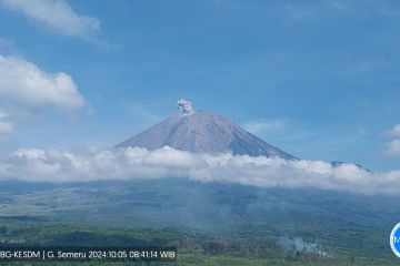 Gunung Semeru erupsi tujuh kali dalam tiga jam