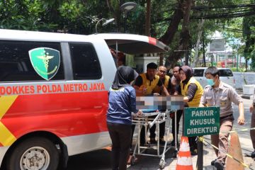 Warga evakuasi wanita yang menceburkan diri bersama bayi di Ancol