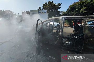 Petugas Gulkarmat padamkan mobil terbakar di Kapuk Muara