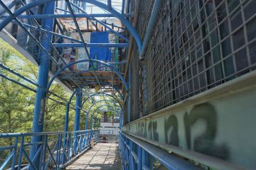 Jembatan penyeberangan di Jl Sudirman Makassar tak terurus