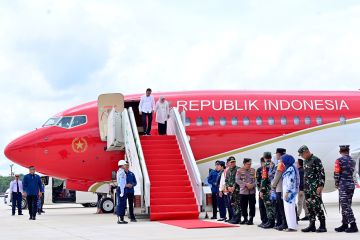 Pesawat Kepresidenan Boeing 737 mendarat perdana di Bandara Nusantara