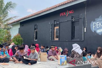 Meningkatkan literasi masyarakat di Kampung Pekijing