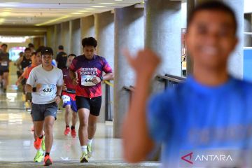 Lomba lari berkeliling mal pada Level 21 Mall Indoor Run 2024 di Denpasar